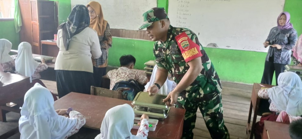 Babinsa Koramil 06/Kateman Kembali Berikan Pendampingan Program Makan Sehat Bergizi