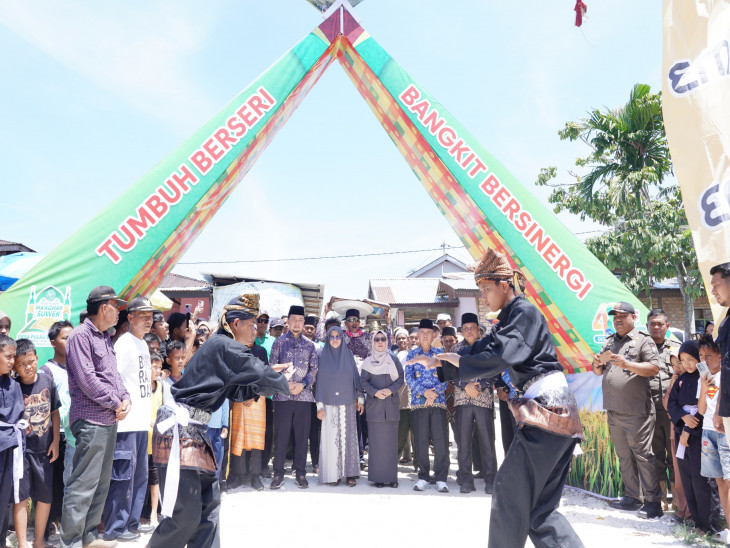 Wabup Kampar Puji Tradisi Ma’ Ahak Suwek di Desa Pulau Birandang