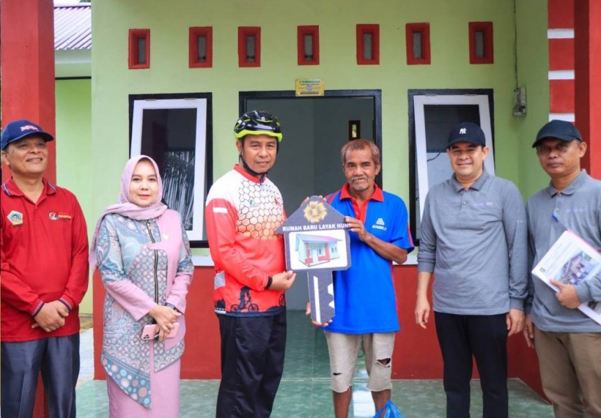 Naik Sepeda ke Lokasi, Bupati Kampar Serahkan Kunci Rumah Layak Huni