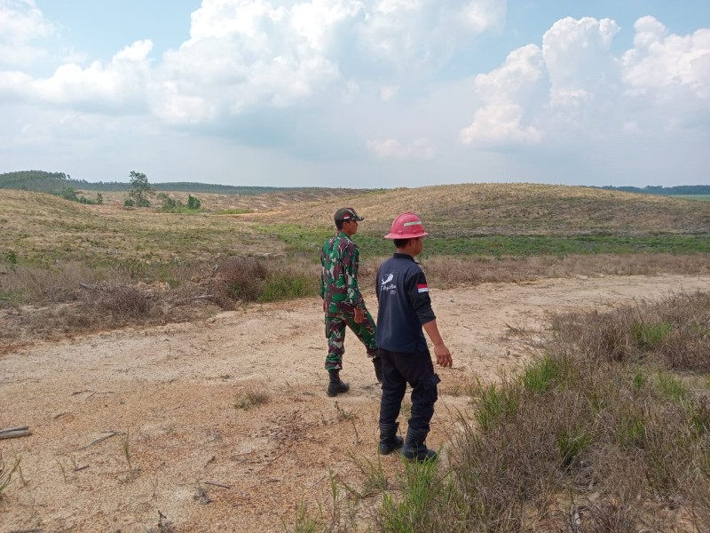 Babinsa Serma Sri Wahyudi Laksanakan Patroli Karhutla di Lubuk Jering, Kecamatan Sungai Mandau