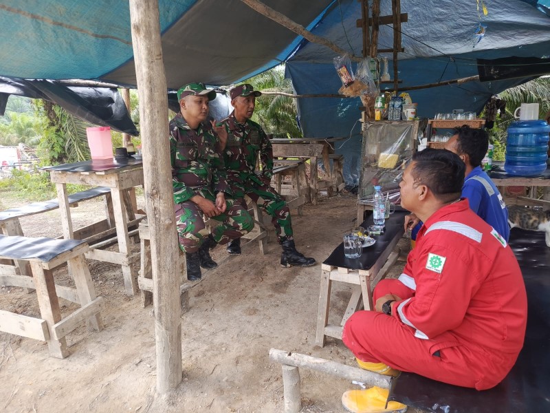 Babinsa Serda Haris Sandya Pratama Ajak Warga Muara Kelantan Perangi Narkoba