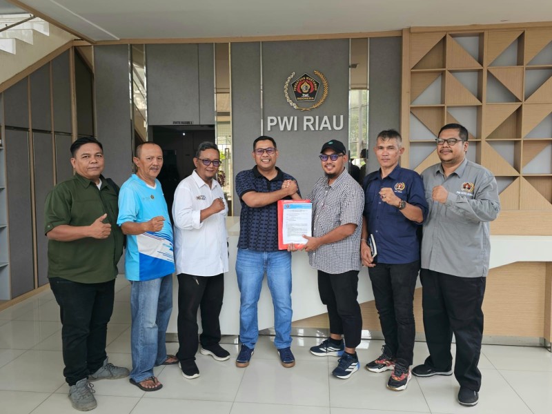 Panitia Konferkot PWI Dumai Serahkan Berkas Bambang Prayetno ke PWI Riau