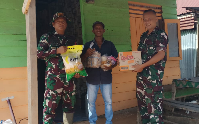 Peduli Warga, Koramil 03 Bagikan Paket Sembako dalam Kegiatan Jumat Berkah