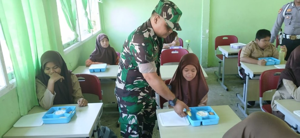 Babinsa Koramil 06/Kateman Laksanakan Pendampingan Kegiatan Makan Sehat Bergizi di Sekolah