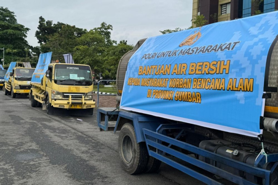 Total 200 Ribu Ton Air Bersih, Polda Riau Kirim 30 Truk Tangki untuk Korban Banjir Sumbar