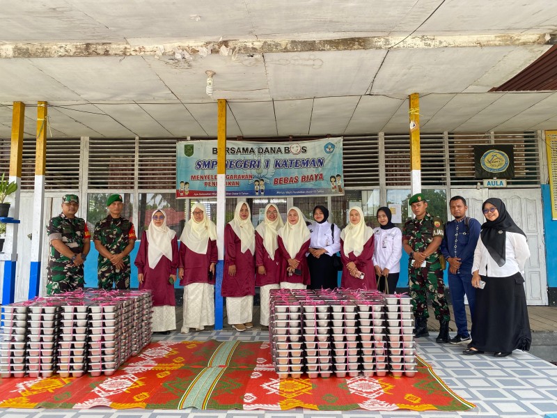 Wujudkan Generasi Sehat, Babinsa Koramil 06/Kateman Kembali Dampingi Kegiatan Makan Sehat Bergizi di Sekolah Sekolah