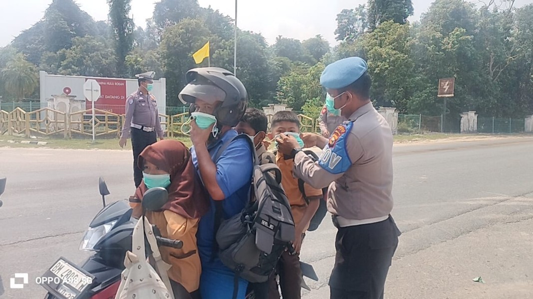 Polsek Minas Peduli Kesehatan Warga Akibat Dampak Kabut Asap, Ratusan Masker Dibagikan di Simpang Gate I PHR