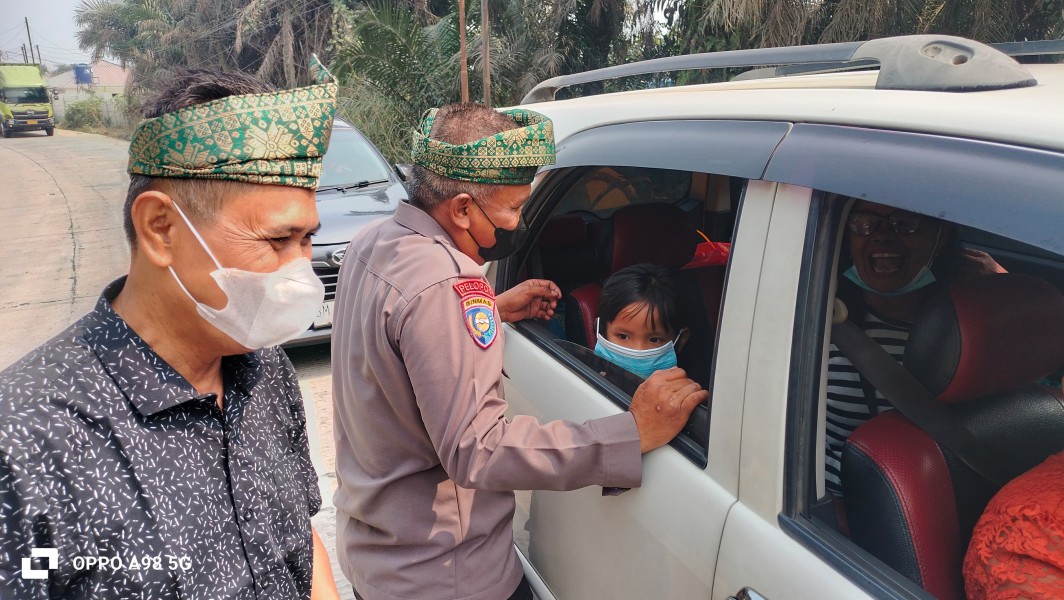 Kabut Asap Masih Menyelimuti, Polsek Minas Kembali Bagikan Ratusan Masker Kepada Warga
