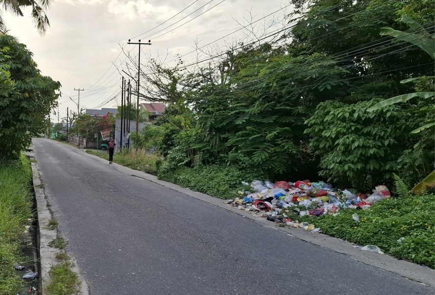 Sudah Berbulan Tak Diangkut, Sampah di Jalan Utama Kembali Menggunung