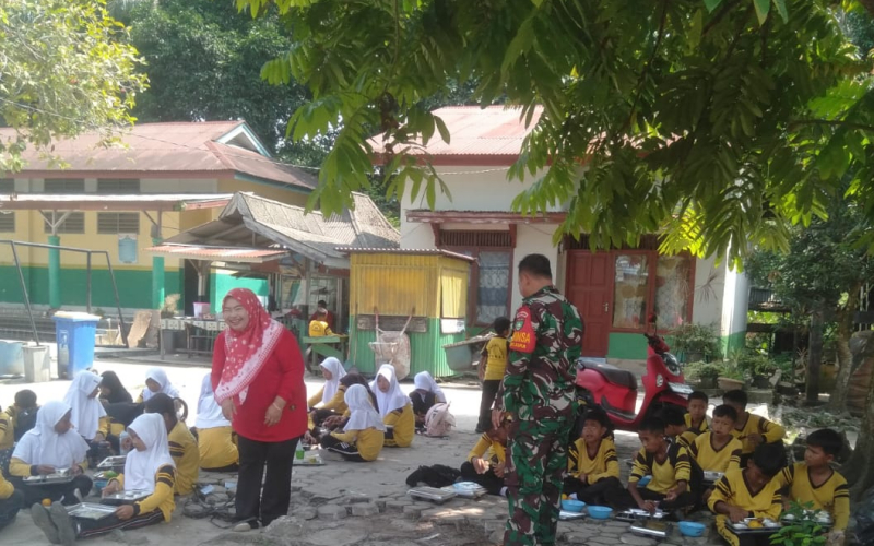 Pastikan Tepat Sasaran, Babinsa Dampingi Penyaluran 1.827 Porsi MBG di Bukit Kapur
