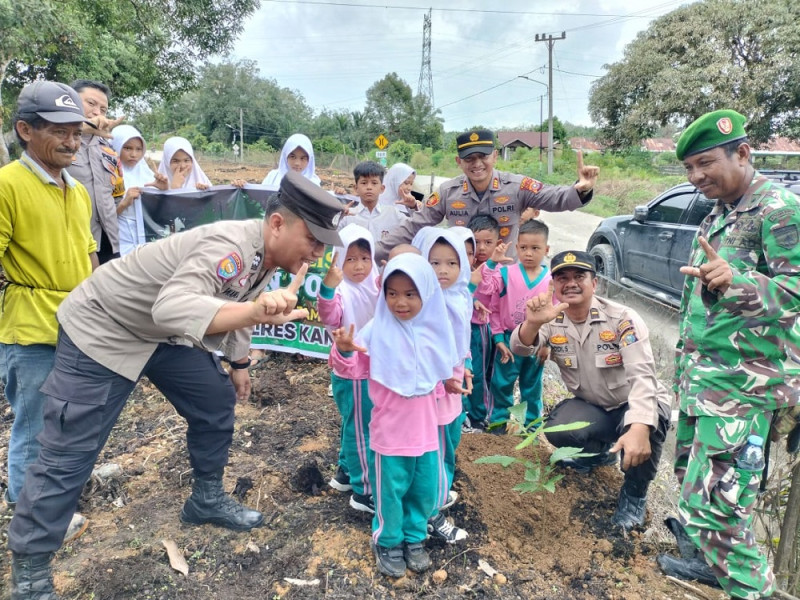 Polsek Tambang Hijaukan Desa Kampar, Ajak Generasi Muda Tanam Pohon