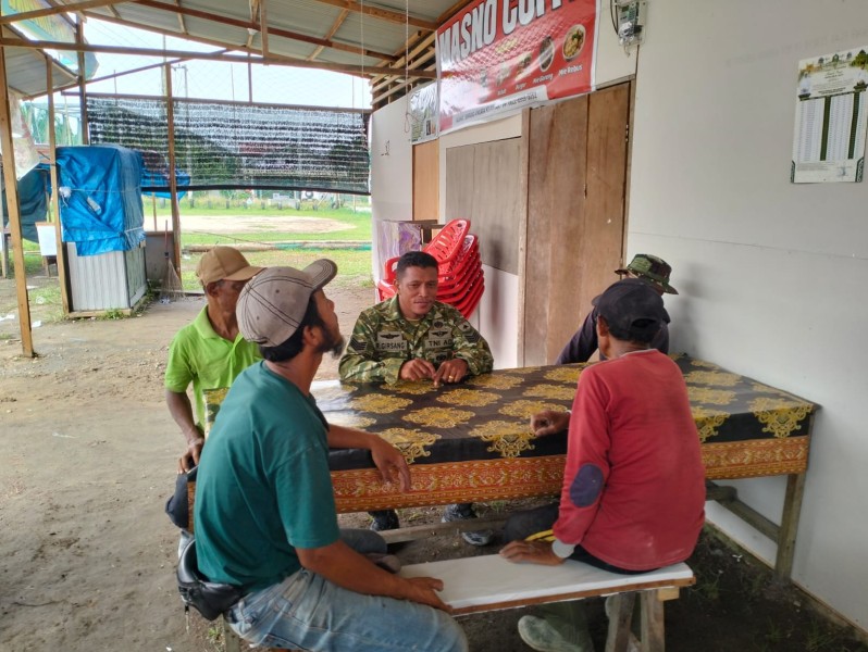 Serma Risman Girsang Sosialisasikan Bahaya Narkoba kepada Warga Kampung Sungai Selodang