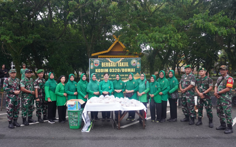 Dandim 0320 Dumai Pimpin Langsung Pembagian Takjil Kepada Masyarakat