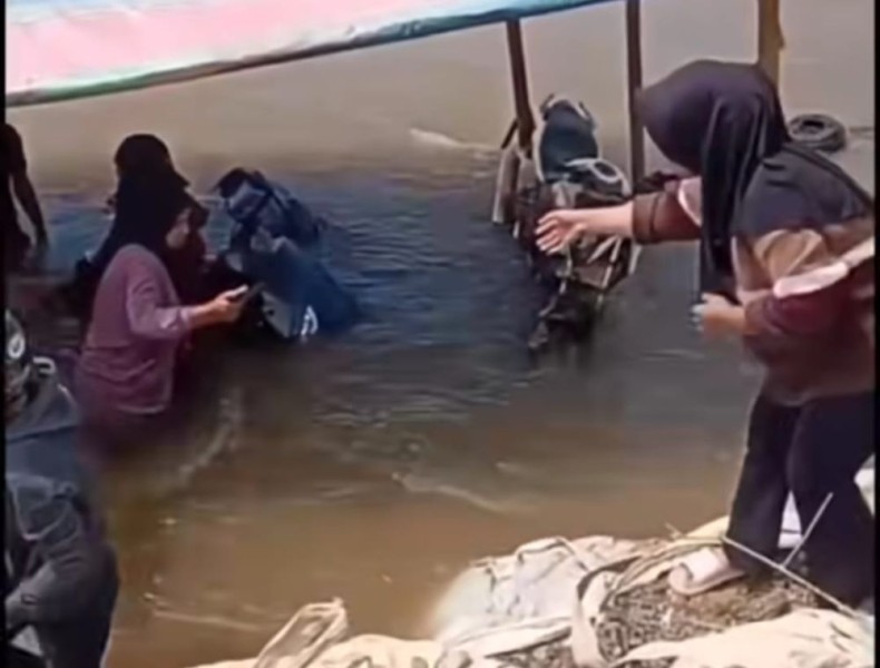 Diduga Kelebihan Muatan, Rakit Penyeberangan Tenggelam di Sungai Rokan