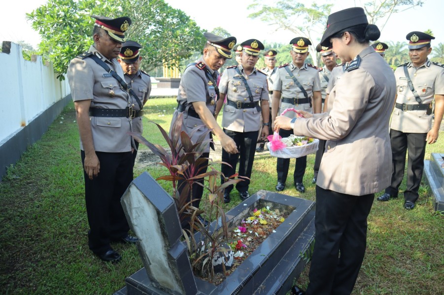 Polres Inhu Gelar Upacara dan Tabur Bunga di TMP, Wujudkan Patriotisme Polri Untuk Masyarakat