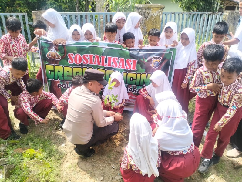 Polsek Bangkinang Barat Tanamkan Cinta Lingkungan Sejak Dini di SDN 016 Salo, Green Policing Jadi Kurikulum!