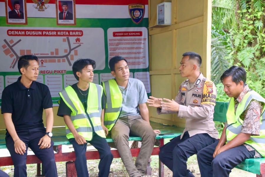 Anggota polres Rokan Hulu Tuai Pujian Setelah Dirikan 3 Unit Pos Kamling di Desa Binaannya