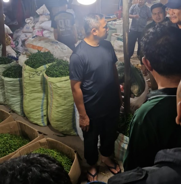Berkaos dan Bersandal Jepit, Gubri Turun Langsung Cek Pasar Induk Akap Pekanbaru Tengah Malam