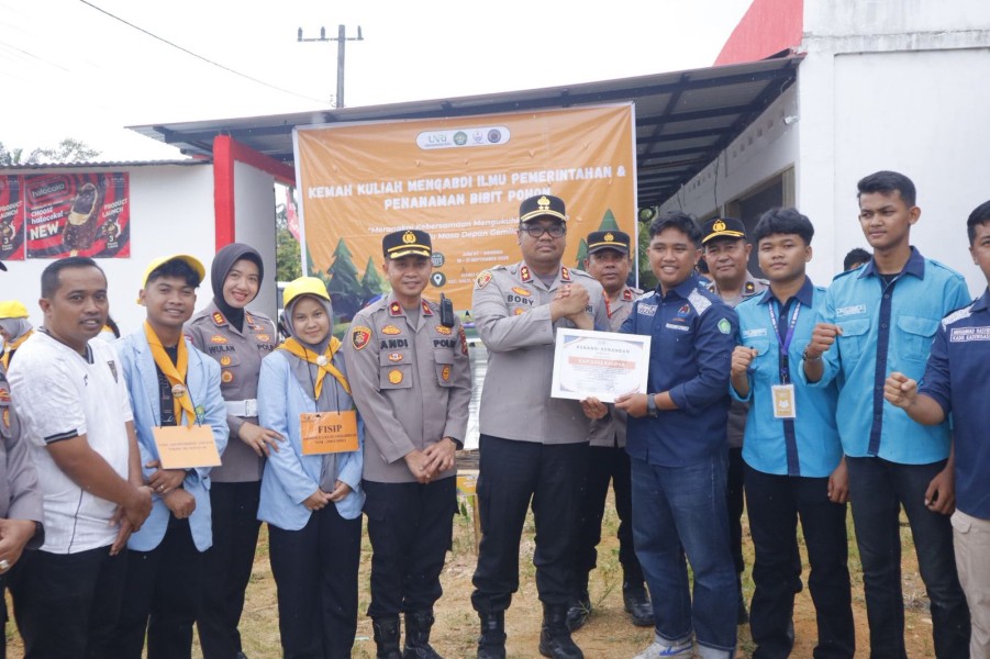 Kapolres Kampar: 'Lestarikan Alam, Jaga Masa Depan!' Sosialisasi Green Policing dan Tanam Pohon Bersama Mahasiswa UNRI!