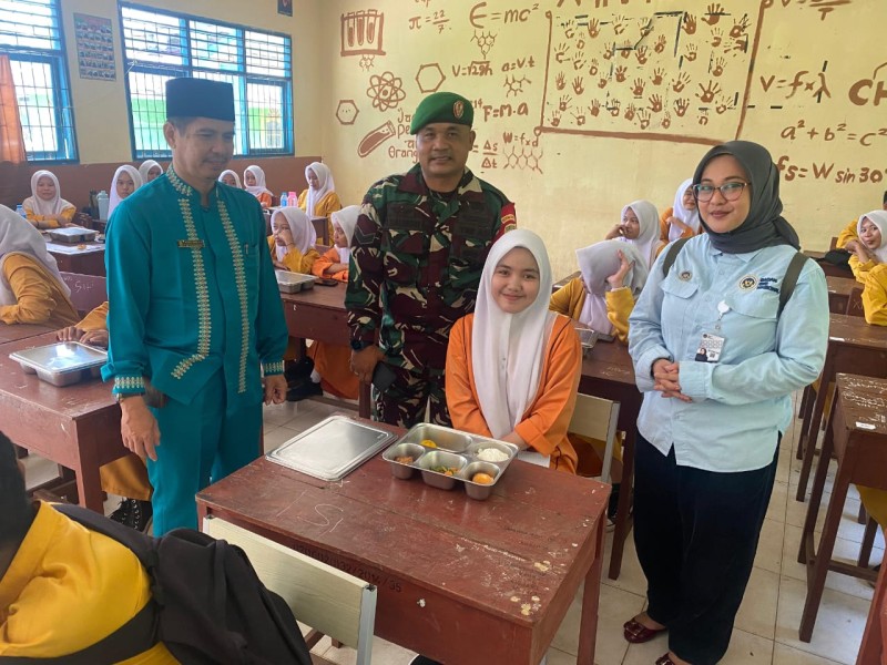Wujudkan Generasi Sehat, Babinsa Koramil 06/Kateman Kembali Dampingi Kegiatan Makan Sehat Bergizi di Sekolah