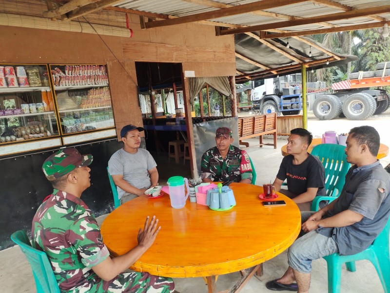 Babinsa Serda Heppy Setyawan Sosialisasi Bahaya Narkoba di Kampung Minas Barat