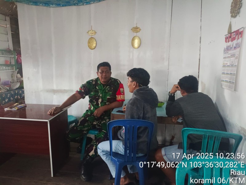 Babinsa Koramil 06/Kateman Ingatkan Warga Akan Bahaya Judi Online