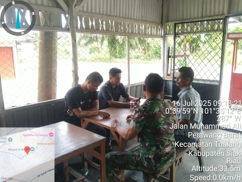 Babinsa Koramil 04/Perawang Gencarkan Sosialisasi Kebersihan Lingkungan Lewat Komsos di Kampung Tualang