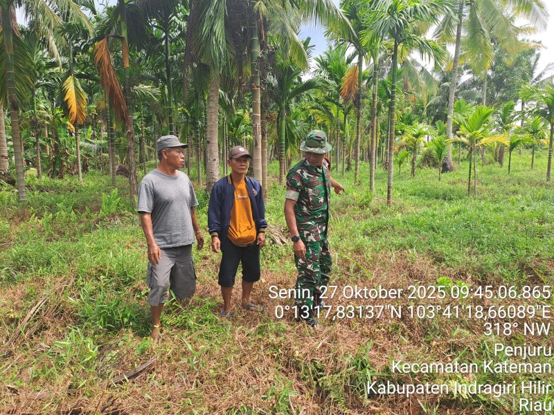 Babinsa Koramil 06/Kateman Patroli Tapal Batas, Himbau Warga Antisipasi Kebakaran Lahan