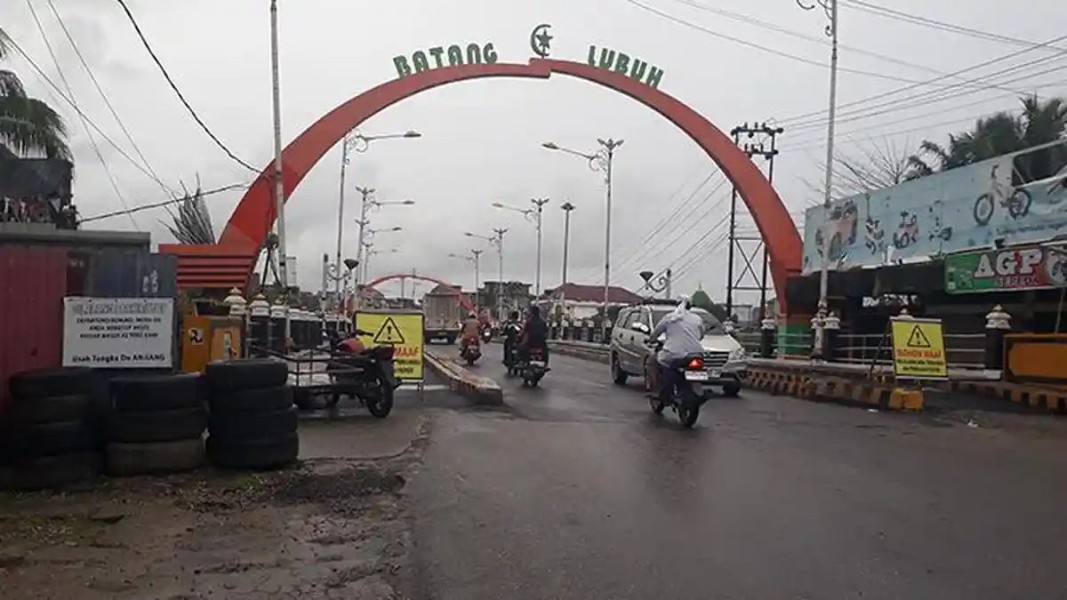Jembatan Batang Lubuh Rohul Ditutup Sementara, Mobil Dilarang Melintas