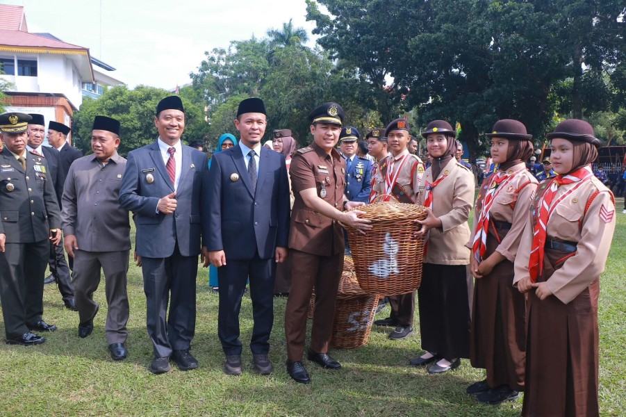 Pemko Pekanbaru Bagikan 300 Tong Sampah Anyaman Rotan
