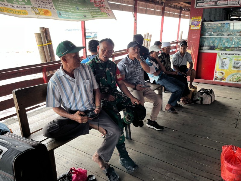 Pengawasan SDM di Pelabuhan Indrasari Jaya, Babinsa Koramil 06/Kateman Imbau Berhati Hati