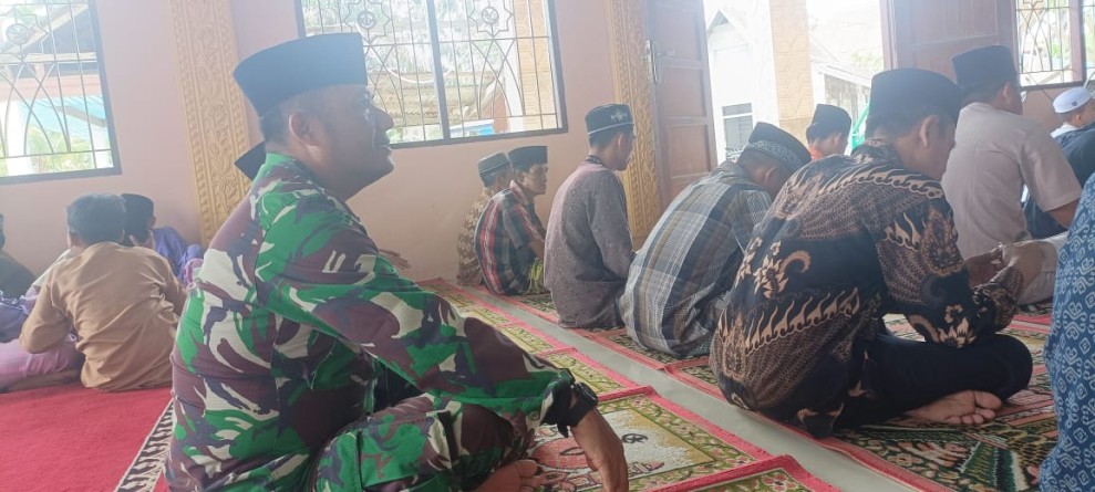 Membaur dengan Warga, Danramil 06/Kateman Shalat Jumat Berjamaah di Lokasi TMMD ke-123