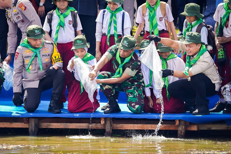 Pemko dan Polda Riau Tanam 21 Ribu Pohon di Danau Buatan, Wako Tekankan Green City