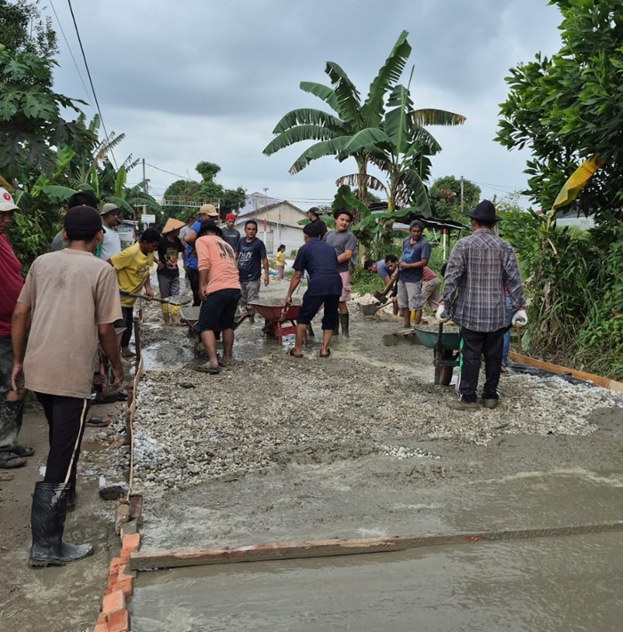 Swadaya Hingga Rp78 Juta, Warga Perumahan Surya Mandiri Teropong Siak Hulu Perbaiki Jalan Secara Mandiri