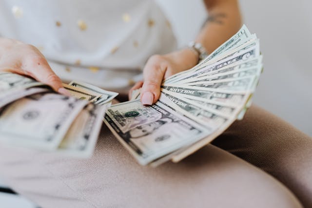 Strategi Keuangan Ganda! Menabung dan Melunasi Utang Tanpa Terganggu