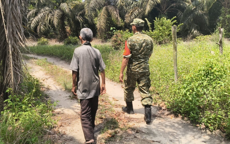 Cegah Karhutla, Babinsa Koramil 01/Dumai Lakukan Patroli dan Edukasi Warga