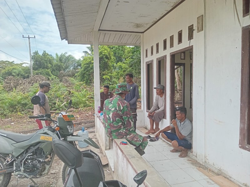 Babinsa Serma Sri Wahyudi Laksanakan Komsos Kesehatan di Kampung Lubuk Jering