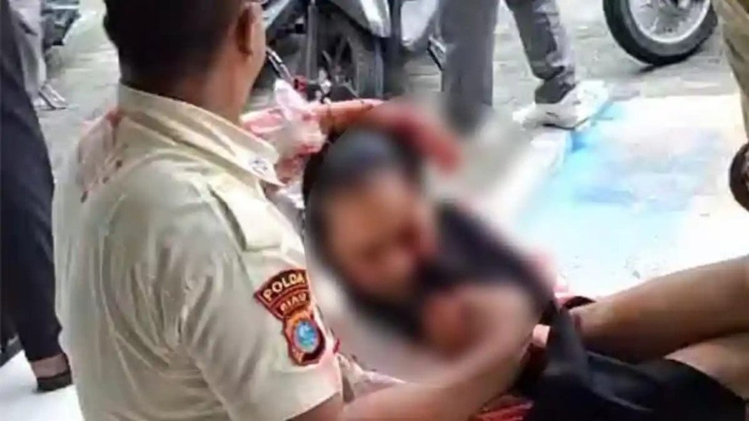 BREAKING NEWS: Mahasiswi UIN Suska Riau Diserang Pria Bersenjata Kapak Saat Seminar Hasil