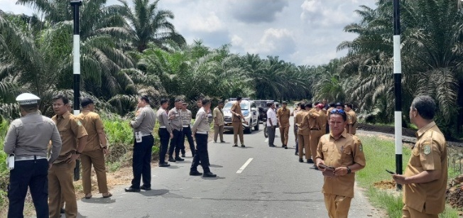 Portal Dipasang di Jalan Sengkemang–Sialang Sakti untuk Cegah Truk ODOL