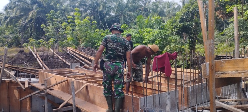 TNI Kodim 0320/Dumai Pantau Pembangunan Jembatan Beton di Lubuk Gaung