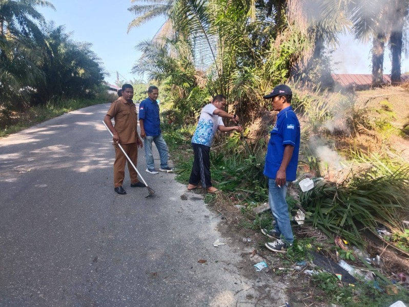 Gerakan Langit Biru Indonesia Asri, Demokrat Siak Gelar Gotong Royong dan Penghijauan di Kandis