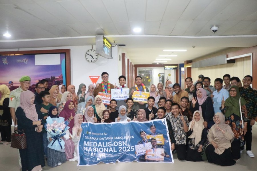 Harumkan Nama Riau, Tiga Siswa MAN 1 Pekanbaru Bawa Pulang Tiga Medali OSN Nasional