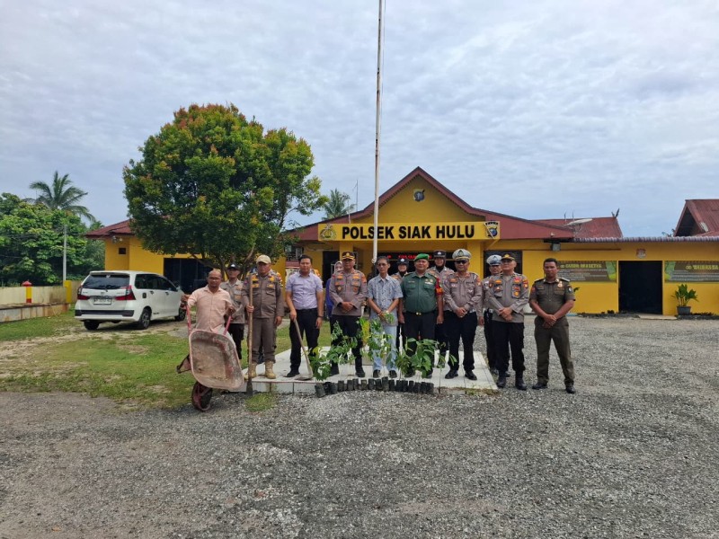 Polsek Siak Hulu 'Sulap' Mako Jadi Lebih Hijau di Hari Pohon Nasional, Kapolres: 'Polisi Juga Cinta Alam!