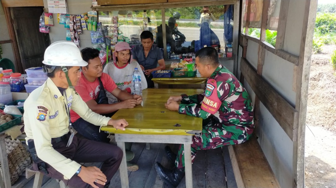 Babinsa Dumai Barat Gencarkan Patroli Karhutla, Dukung Penanaman Cabai Warga