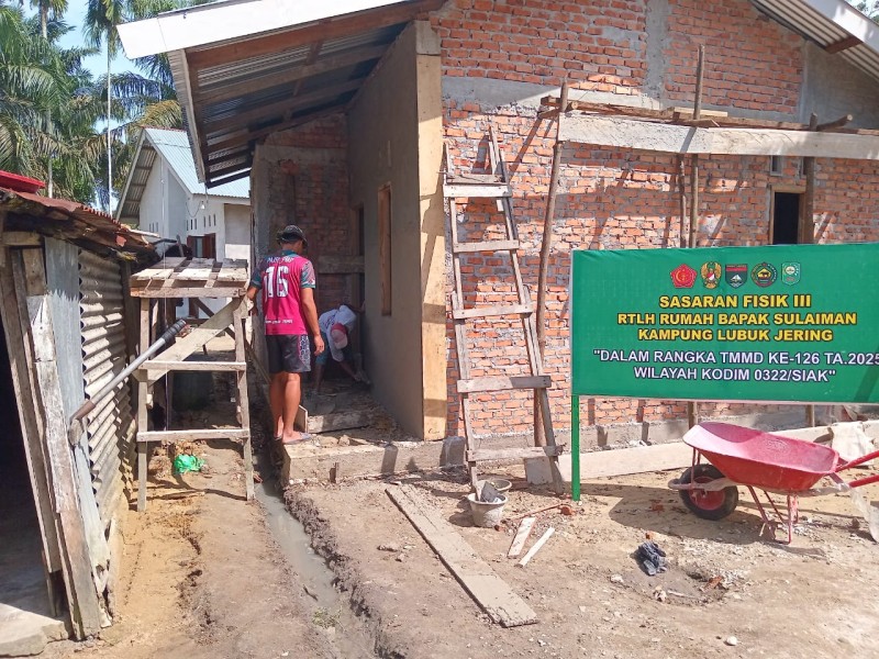 Hampir Rampung! RTLH Pak Sahman Jadi Bukti Nyata TMMD Kodim 0322/Siak di Sungai Mandau