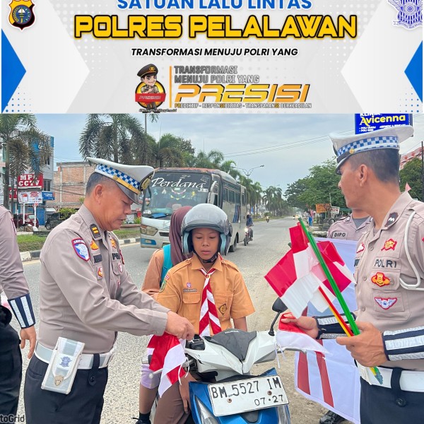 Polres Pelalawan Gelar Gerakan Polantas Menyapa, Bagikan dan Pasang Bendera Merah Putih untuk Pengguna Jalan