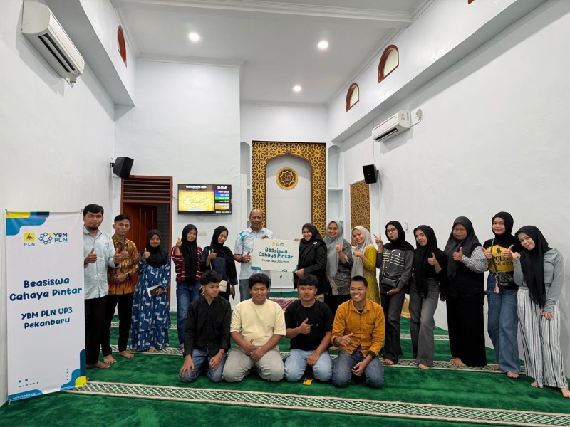 Semangat Hari Kartini, PLN Pekanbaru Beri Beasiswa Prestasi untuk Siswa Berprestasi SMA Nurul Falah