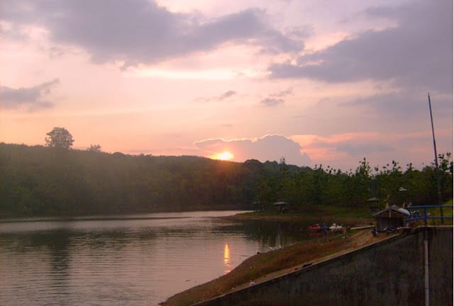 Menyelami Pesona Mistis Danau Cipogas, Keindahan Alam & Kisah Pertapa Abadi