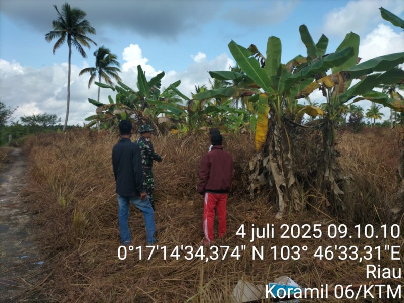 Patroli di wilayah Binaan, Babinsa Koramil 06/Kateman Imbau Warga Waspada Karhutla di Musim Kemarau