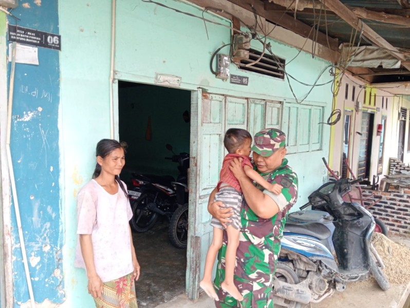 Babinsa Pelda Syafri Lakukan Pengecekan Anak Stunting di Kampung Buatan Dua, Koto Gasib